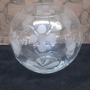 Gorgeous vintage etched flowers and leaves on globe style glass bowl.